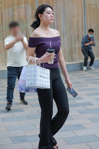 黑色瑜伽裤美女