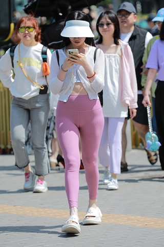 粉色紧身瑜伽裤