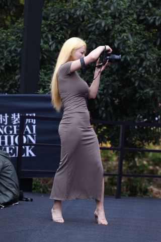 20250328金发丰腴摄影师小姐姐