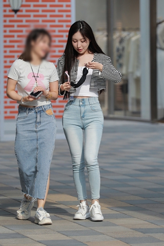 浅蓝牛仔裤美女