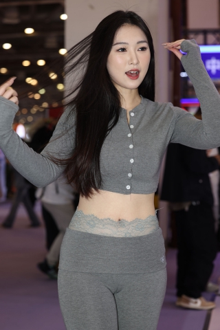 20250328灰色裤子丰腴美眉