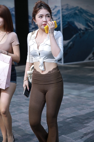 棕色瑜伽裤美女