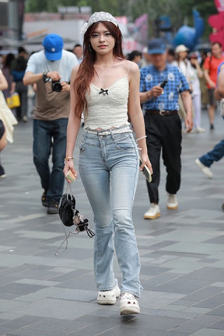 浅蓝牛仔裤美女