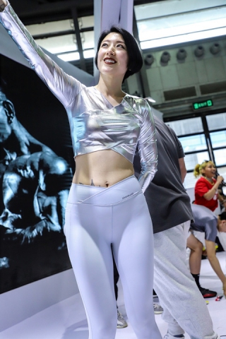 亮银色上衣 白色紧身裤