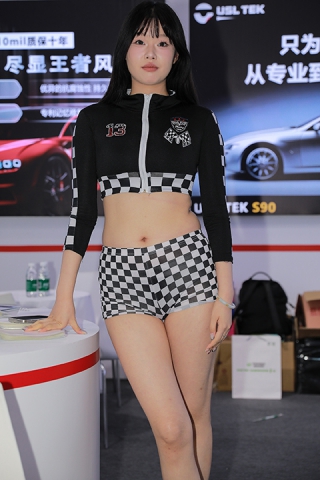 ZZ丰韵热裤美女