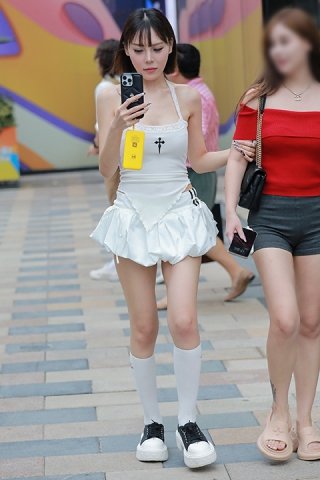 超短白裙美女