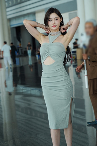 浅绿吊带 一抹性感