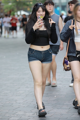 丰韵牛仔热裤美女