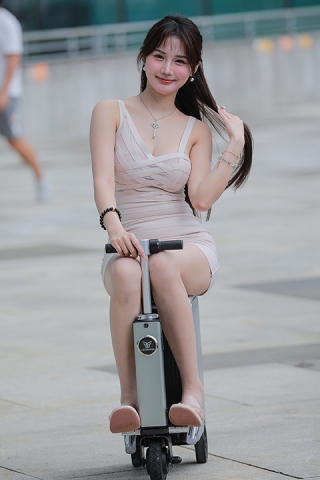 米色包臀裙美女