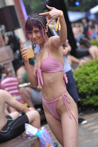 喜欢拍照的比基尼