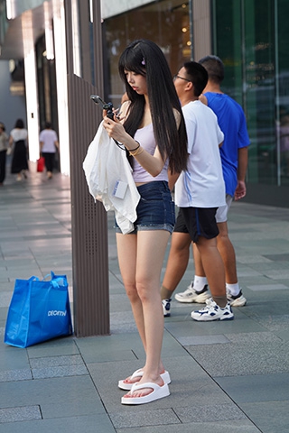 长腿热裤白嫩小妹