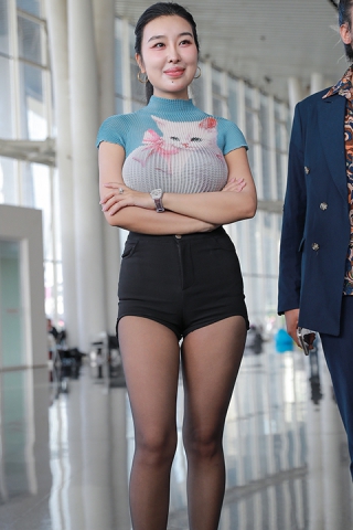 热裤黑丝高跟美女