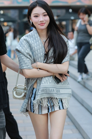 超短裙高跟美女