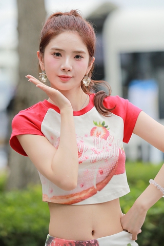 短裙长腿高跟美女