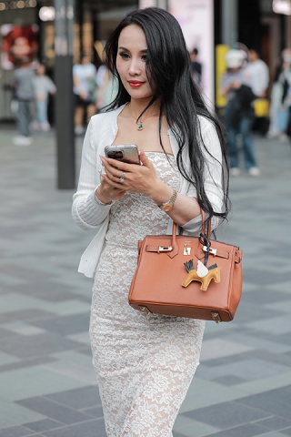 浅色包臀裙美女