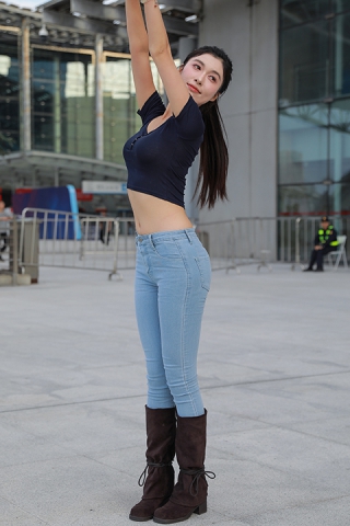 蓝色牛仔裤美女