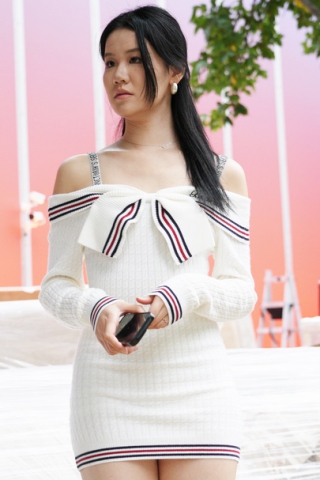 白色露肩连衣短裙（4K视频版）