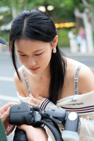 白色露肩连衣短裙